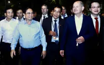 Thủ tướng Đức Olaf Scholz cùng Thủ tướng Phạm Minh Chính dạo bộ đêm Hồ Gươm