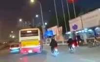 Ngán ngẩm cảnh "hung thần đường phố" và ô tô chèn ép nhau