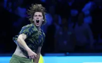 ATP Finals | Andrey Rublev đánh bại Daniil Medvedev ở trận ra quân