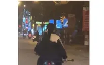 Nhóm nam nữ mang hung khí nghênh ngang “diễu phố”