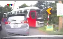 Xe khách đâm vào cột điện sau cú vượt ẩu tại khúc cua