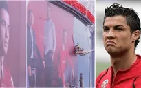 Manchester United gỡ hình Ronaldo tại Old Trafford