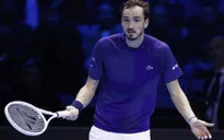 Thua Tsitsipas, Medvedev dừng bước tại ATP Finals 2022