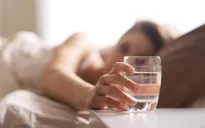 Lợi và hại của việc uống nước trước khi đi ngủ