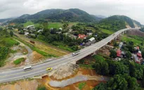 Đi bộ qua đường cao tốc Nội Bài - Lào Cai, một phụ nữ bị xe đâm tử vong
