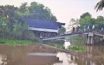 Xe tải chở gạo làm sập cầu tải trọng 5 tấn