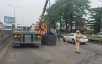 Xe đầu kéo làm rơi 2 cuộn thép trên Quốc lộ 1