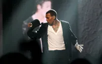 Chris Brown bị khán giả la ó khi giành cup của AMAs 2022