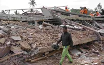 Người đàn ông ở Indonesia mất 11 người thân trong động đất