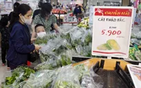 Siêu thị giảm giá sâu dịp cuối năm