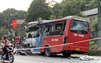 Ô tô khách va chạm với xe đầu kéo, 2 người tử vong ​