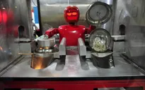 Đầu bếp robot trổ tài tại Trung Quốc