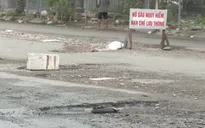 Nguy hiểm từ những con đường đầy “ổ voi, ổ gà”