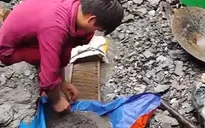 Sống nghèo giữa núi vàng