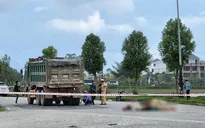 Xe máy va chạm xe ben, người mẹ đang mang thai và 2 con nhỏ tử vong