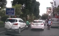 Người đàn ông đi xe máy gặp tai nạn vì luồn lách ''điền vào chỗ trống''