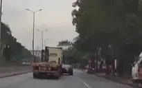 Xe đầu kéo lấn làn, đâm ô tô con xoay ngang