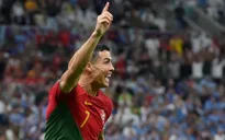 C.Ronaldo bị FIFA tước pha ghi bàn bằng... tóc