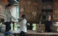 Mẹ rơm - Tập 16: Chỉ biết nói lời cay độc, Xuân bị bà Năm đuổi ra khỏi nhà