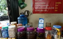 Uống nước vỉa hè thanh toán bằng QR