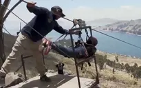 Trượt zipline qua hồ nước cao nhất thế giới