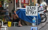 Hà Nội yêu cầu loại bỏ điểm bán xăng dầu vỉa hè