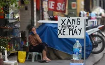 Nhiều cây xăng tự phát mọc lên, giá mỗi lít đội lên gấp rưỡi