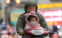 Người dân Hà Nội "co ro" đón rét đầu mùa