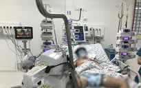 Chạy xe đạp điện đi học, bé trai bị xe tải tông nguy kịch