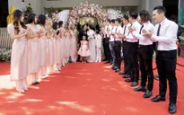 Hôn lễ của Khánh Thi - Phan Hiển phủ màu hồng với 15.000 bông hoa hồng