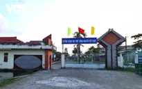 Nam sinh bị nhóm người lạ chém nhiều nhát gần cổng trường