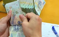 Lãi suất cao, người dân ùn ùn gửi tiền vào ngân hàng