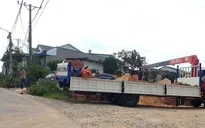 Xe cẩu vướng dây điện trung thế, chủ cửa hàng vật liệu bị điện giật tử vong