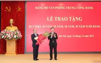 Trao tặng đồng chí Phan Diễn Huy hiệu 60 năm tuổi Đảng