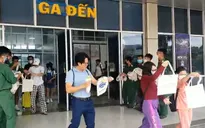 Du khách đến Côn Đảo được tặng túi đựng rác để bảo vệ môi trường