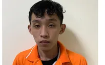 Trốn trong nhà vệ sinh nữ để rình trộm cắp nhà hàng