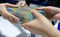 Lãi suất cao, người dân ồ ạt gửi tiền vào ngân hàng