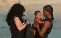 Gia đình nhỏ của Rihanna đi chơi biển