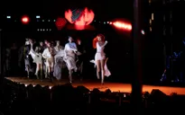 Người mẫu Minh Tú lần đầu tiên đi lùi trên sàn catwalk dài 130m