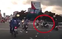 Tài xế xe ôm ngủ gật, lao vào ô tô