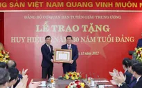 Trao tặng Huy hiệu 40 năm tuổi Đảng cho Bí thư Trung ương Đảng, Trưởng ban Tuyên giáo Trung ương Nguyễn Trọng Nghĩa
