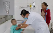 Lấy mảnh thủy tinh sắc nhọn trong dạ dày bé trai