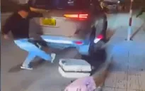 Tài xế chửi mắng, ném đồ của khách du lịch
