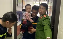 Giải cứu cháu bé 1 tuổi mắc kẹt ngoài ban công chung cư