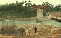 Ngổn ngang giao thông miền núi sau mưa bão