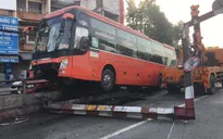 Xe khách mất lái nằm vắt vẻo trên lan can hầm chui, hàng chục hành khách hoảng loạn