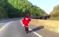 Xử lý hình sự đối tượng đóng giả Ông già Noel, đi xe lạng lách, đánh võng