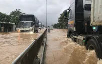 Mưa to ở Thừa Thiên Huế gây ngập QL1A, nước tràn vào nhà dân