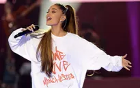 Ariana Grande vẫn tặng quà Giáng sinh cho các bệnh nhi nhiều năm sau vụ tấn công ở Manchester