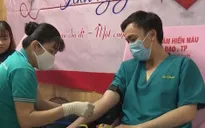 Hơn 100 nhân viên y tế, người dân hiến máu dự trữ cho Tết